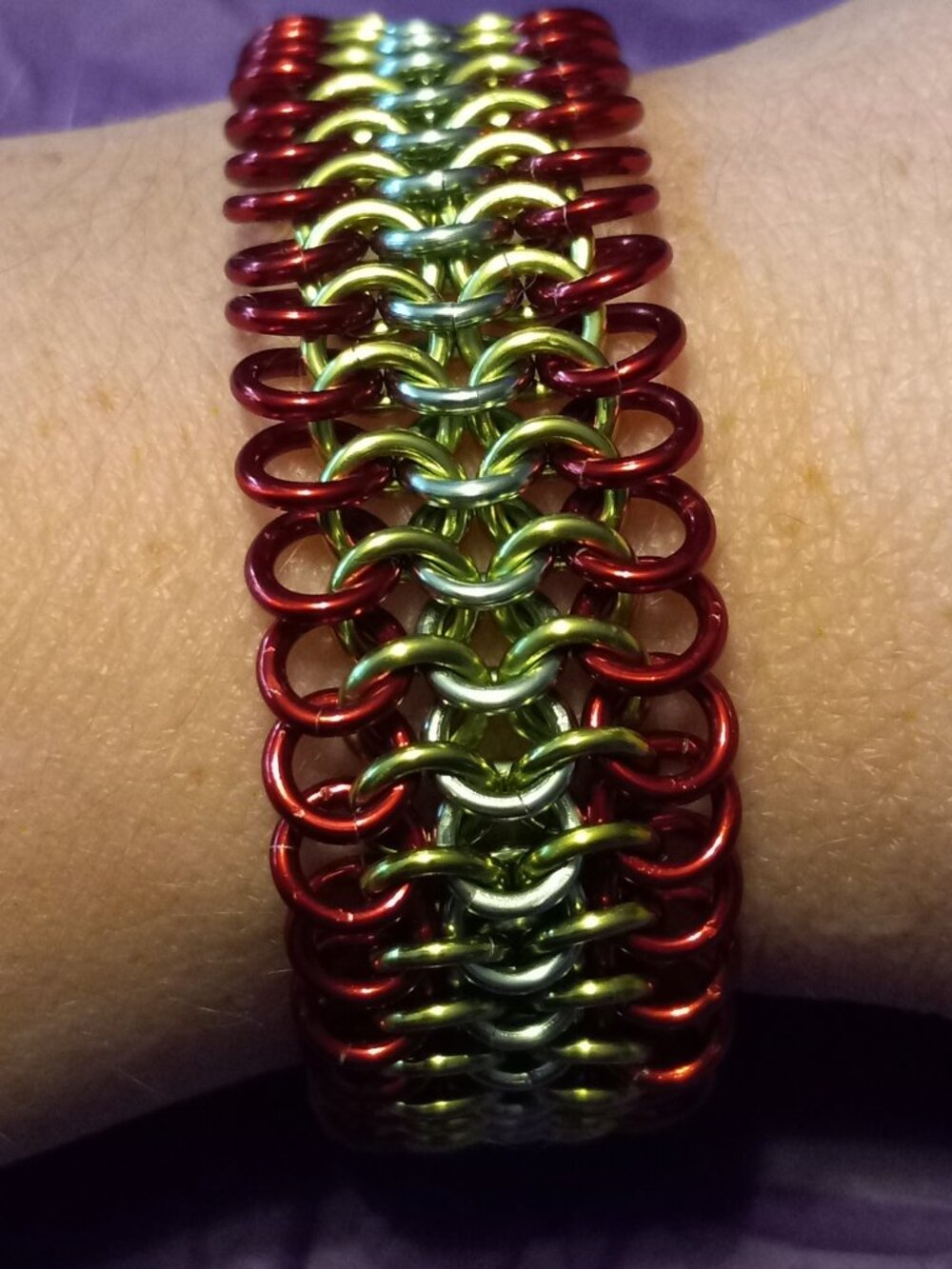 Grinch Themed Chain Maille Bracelet - Picture 4 of 7